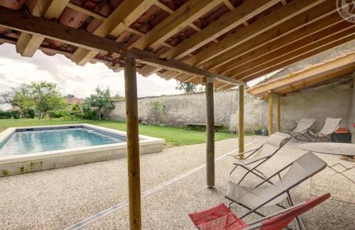 Saint-Germain-Laval Casa | Gîte Historique avec Piscine et Animaux Acceptés - FR-1-496-26