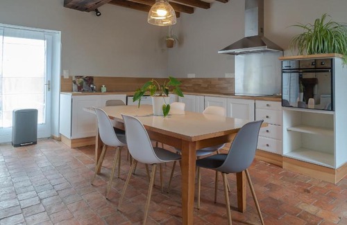 Montreuil-sur-Maine Casa | Gîte La Pironnière - Piscine, Nature, au bord de la Rivière