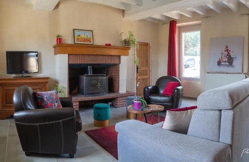 Montreuil-sur-Maine Casa | Gîte La Pironnière - Piscine, Nature, au bord de la Rivière