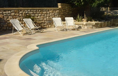 Combas Casa | Personaje casa, piscina, casa rural de France 3 orejas. Gard bajo el sol!