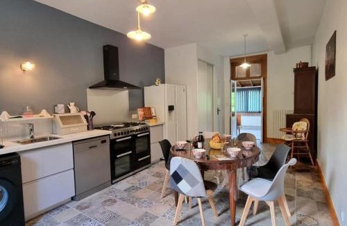 Neronde Casa | Gîte lumineux 6 pers avec véranda et jardin à Néronde - FR-1-496-357