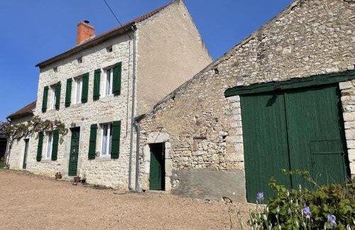 Ebreuil Casa | Gîte paisible à Ébreuil avec jardin et animaux acceptés - FR-1-489-19