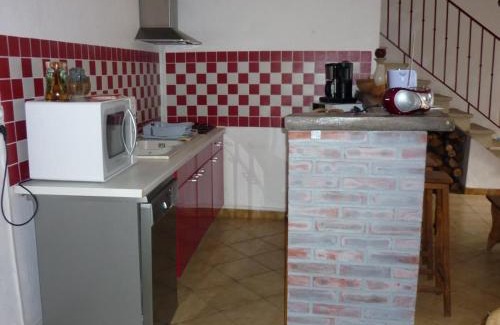 Ebreuil Casa | Gîte paisible à Ébreuil avec jardin et animaux acceptés - FR-1-489-19