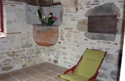 Ebreuil Casa | Gîte paisible à Ébreuil avec jardin et animaux acceptés - FR-1-489-19