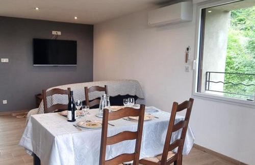 Saint-Chamond Casa | Gîte rénové avec terrasse panoramique et tout confort à Saint-Chamond, proche Saint-Étienne et Lyon - FR-1-496-324
