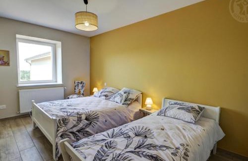 Panissieres Casa | Gîte spacieux à la campagne avec internet en fibre et terrasse - FR-1-496-215