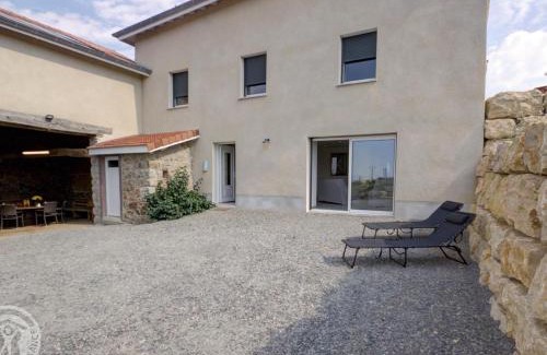 Panissieres Casa | Gîte spacieux avec fibre et terrasse, à la ferme près de Panissières - FR-1-496-367