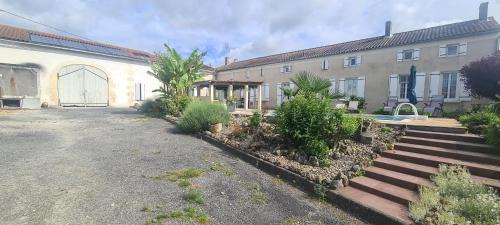 Echebrune Casa | Gîtes de 2 à 11 personnes au Domaine d'USSON