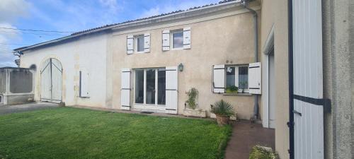 Echebrune Casa | Gîtes de 2 à 11 personnes au Domaine d'USSON