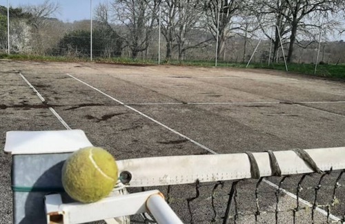 Bourrou Casa | Casas rurales del Château de Monciaux: Gîte des Pommiers1 habitación, tenis, piscina
