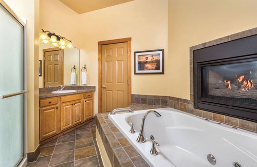 Hanover Complejo | Galena, IL: Studio w / chimenea, bañera de hidromasaje, piscina Resort y actividades al aire libre