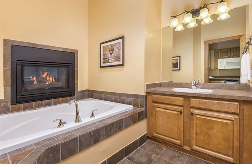 Hanover Complejo | Galena, IL: Studio w / chimenea, bañera de hidromasaje, piscina Resort y actividades al aire libre