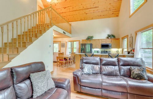 Unaka Cabina | Game Room & 3-Story Deck at Lake Hiwassee Hideaway