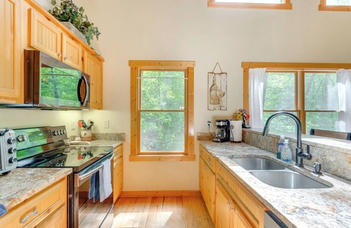 Unaka Cabina | Game Room & 3-Story Deck at Lake Hiwassee Hideaway