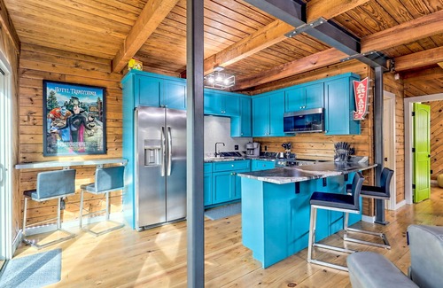 Blairsville Cabina | Gaming-themed cabin in Blairsville with arcade consoles & foosball