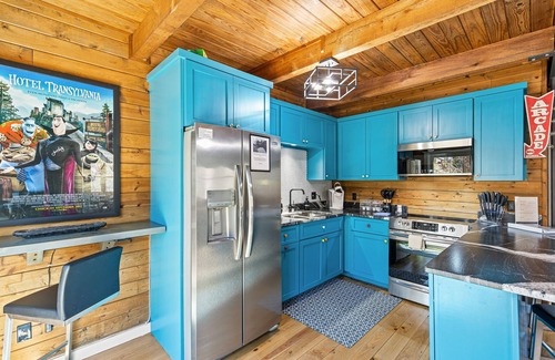 Blairsville Cabina | Gaming-themed cabin in Blairsville with arcade consoles & foosball