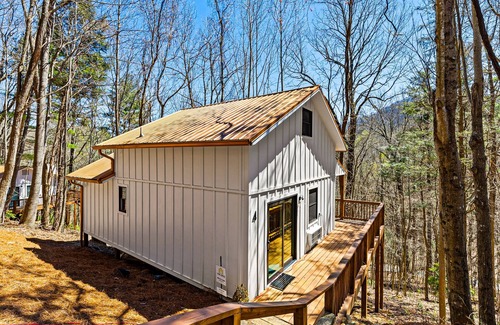 Blairsville Cabina | Gaming-themed cabin in Blairsville with arcade consoles & foosball