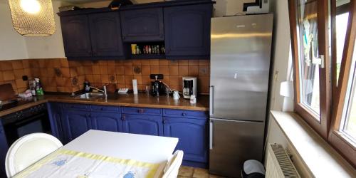 Kassel Casa | Ganzes Ferienhaus mit Garten, 1000qm umzäuntes Grundstück, mit privater Küche, Bad, 4 Schlafzimmer, 8 Betten, Free WiFi, Top Lage in Kassel, so privat wie zu Hause, ideal für Familien mit Kinder