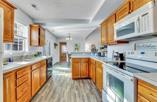 Kernersville Casa | Garage Patio Cozy Retreat Fenced Backyard