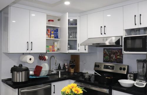 Brampton Apartamento | Garden 2 BR Apt - Free Parking Wifi Laundry Workstation