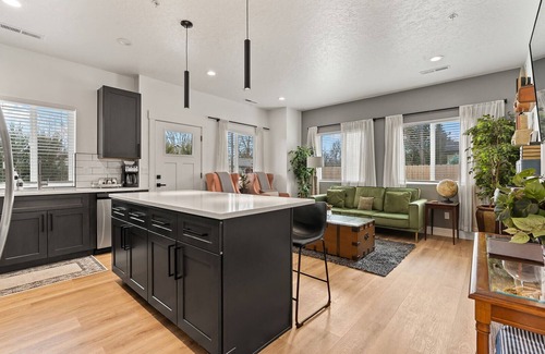 Boise Casa | Garden City Retreat minutes to downtown Boise-Sleeps up to 21 in 10B/8B home