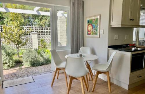 Constantia Casa | Garden Cottage - Leafy Constantia Guest House