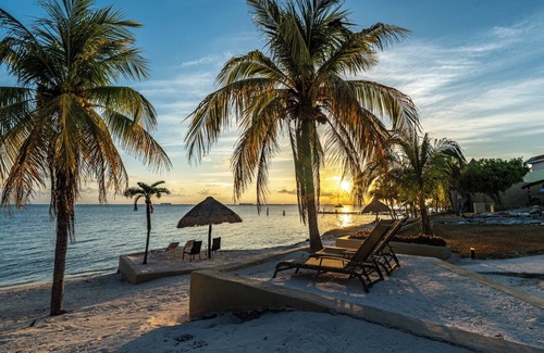 Isla Mujeres Cabaña | CASA DE HUÉSPEDES EN EL JARDÍN DE UNA VILLA FRENTE AL MAR MEXICANO CON PISCINA CLIMATIZADA