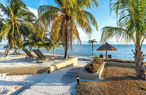 Isla Mujeres Cabaña | CASA DE HUÉSPEDES EN EL JARDÍN DE UNA VILLA FRENTE AL MAR MEXICANO CON PISCINA CLIMATIZADA