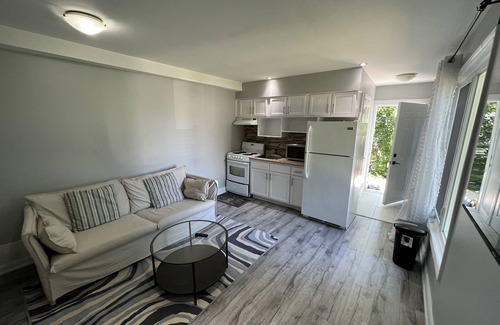 Mount Pleasant Apartamento | Garden Hideaway - Private apartment close to Transit and Humber College