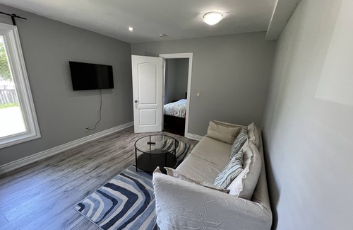 Mount Pleasant Apartamento | Garden Hideaway - Private apartment close to Transit and Humber College