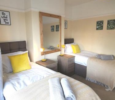 Cockett Apartamento | Garden - Off Road Parking - Smart TV in Each Room