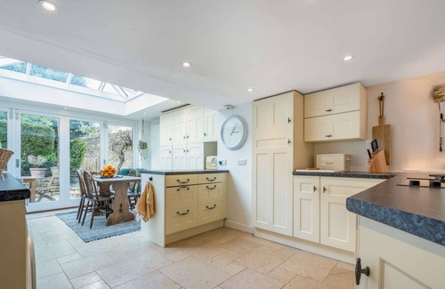 Filkins Cabaña | Stone Cottage close to village shop, pool & pub!