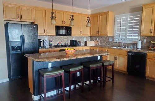 Menifee Casa | Vista del campo de golf comunitario de 55+ cerrada desde la piscina privada y spa