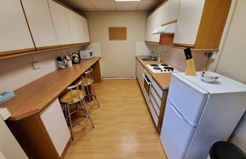 Merthyr Vale Casa | Gated Holiday Complex With 8mx8m Gallery, 5-side Foot/basketball Court, Firepit