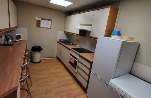 Merthyr Vale Casa | Gated Holiday Complex With 8mx8m Gallery, 5-side Foot/basketball Court, Firepit