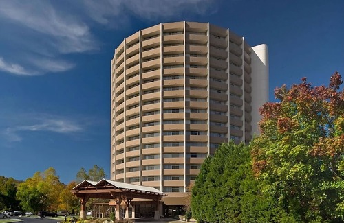 Gatlinburg Hotel | Gatlinburg's Unforgettable Stay! 2 Spacious Units, Pets Allowed, Indoor Pool!