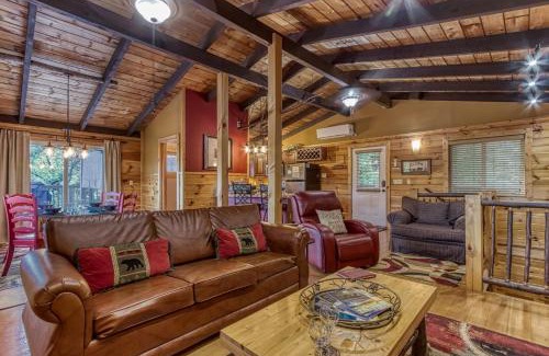 Chalet Village Casa | Gatlinburg Views A Unique Cabin Mountain Views Expansive Decks Adjacent To Gatlinburg & Ski Lodge cabin