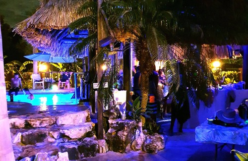 Ladyville Complejo | GECKO "LOFT" BUNGALOW Boutique Resort, Awesome Pool! FREE Int'l Airport Shuttle