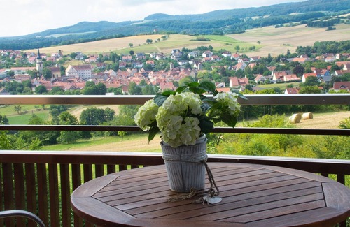 Fladungen Apartamento | Gemütliche Ferienwohnung für bis zu Vier Personen mit Südbalkon