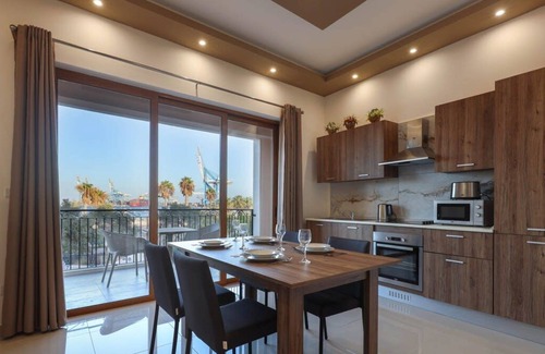 Birzebbuga Apartamento | Gem Beachfront Apt with Amazing Bay and Sea Views