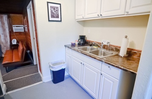 Dunlap Hotel | Gena's Sierra Inn & Restaurant