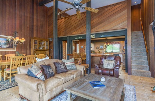 Lindale Casa | ¡Alejarse de todo! ¡Pesque, compre en Canton, Golf, Tx Rose Horse Ranch o relájese!