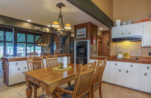 Lindale Casa | ¡Alejarse de todo! ¡Pesque, compre en Canton, Golf, Tx Rose Horse Ranch o relájese!