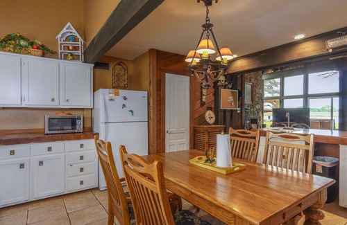 Lindale Casa | ¡Alejarse de todo! ¡Pesque, compre en Canton, Golf, Tx Rose Horse Ranch o relájese!