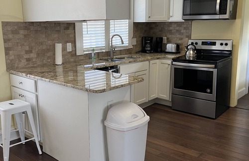 New Bern Cabaña | Getaway Country Cottage - Entire house - Unique Find /Outdoor Decking