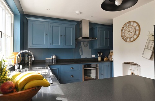 Canterbury Cabaña | GINGERBREAD COTTAGE, family friendly, with open fire in Canterbury