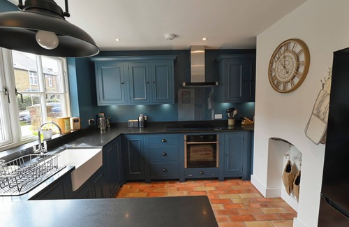 Canterbury Cabaña | GINGERBREAD COTTAGE, family friendly, with open fire in Canterbury
