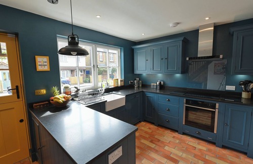 Canterbury Cabaña | GINGERBREAD COTTAGE, family friendly, with open fire in Canterbury