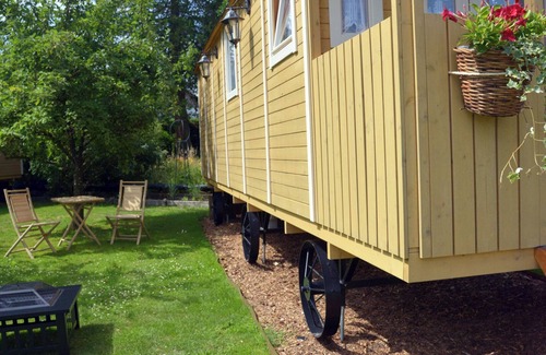 Chimay Cabina | Gîte insolite ''La Bengali''. A trailer in the heart of nature.