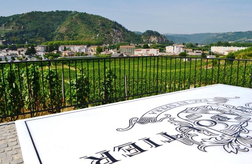 Tain-l'Hermitage Casa | El Pabellón Torre de la casa en el corazón de la viña Hermitage